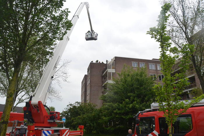 Grote brand door mogelijk blikseminslag in flat
