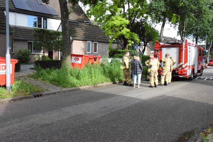 Brandweer hengelt sleutels uit put