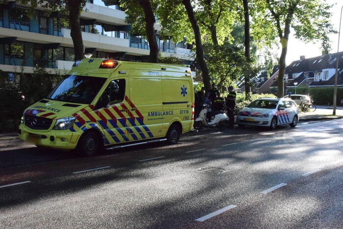 Scooter onderuit door glad wegdek