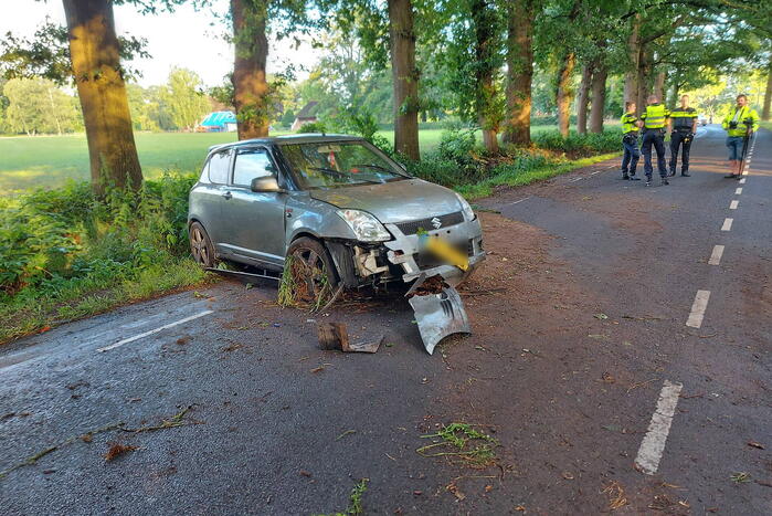 Auto belandt in berm