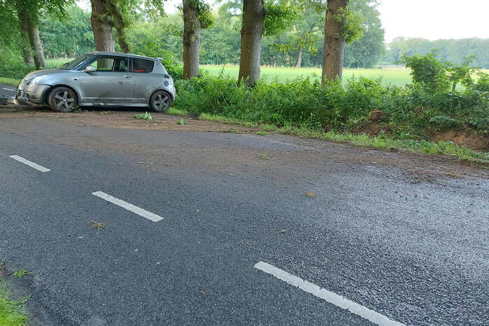 Auto belandt in berm