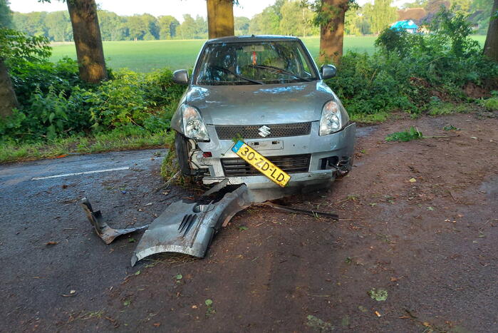 Auto belandt in berm