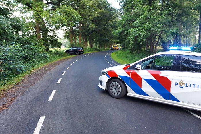 Auto belandt in berm