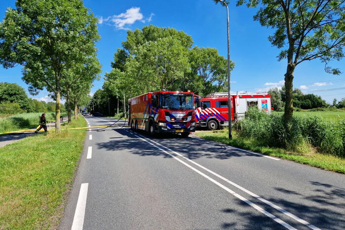Weg afgesloten door flinke buitenbrand