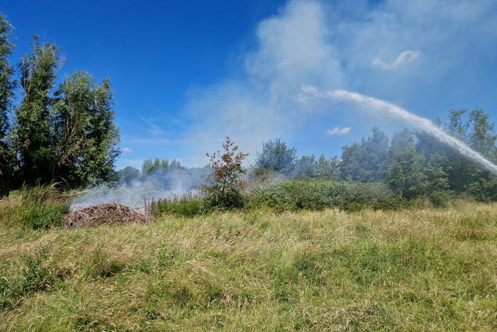 Weg afgesloten door flinke buitenbrand