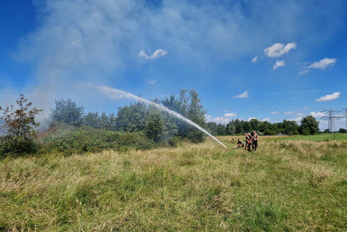 Weg afgesloten door flinke buitenbrand