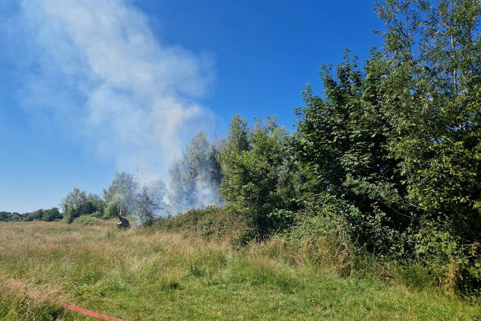 Weg afgesloten door flinke buitenbrand