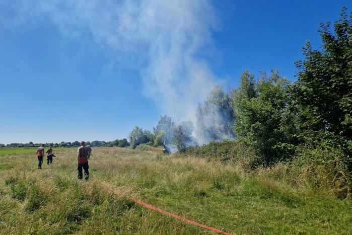 Weg afgesloten door flinke buitenbrand