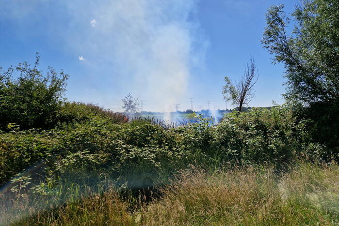 Weg afgesloten door flinke buitenbrand