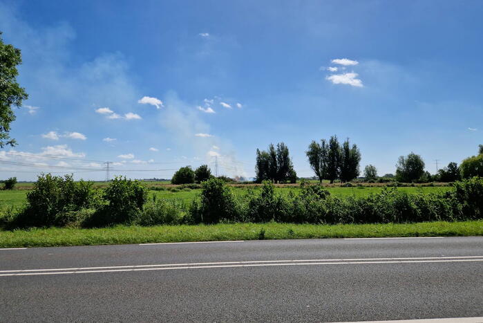 Weg afgesloten door flinke buitenbrand