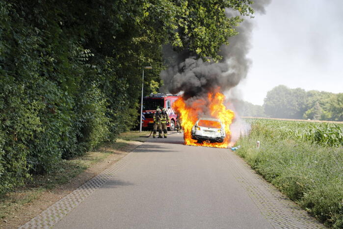 Auto verwoest door uitslaande brand