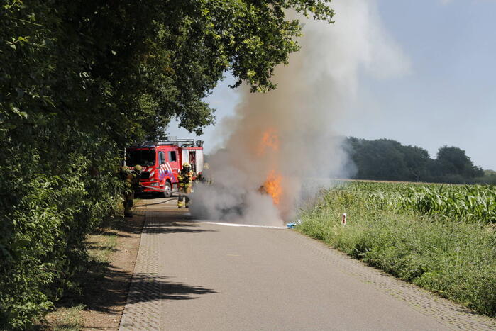 Auto verwoest door uitslaande brand