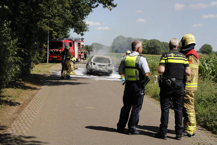 Auto verwoest door uitslaande brand