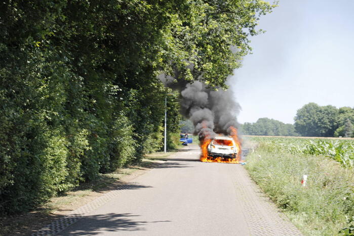Auto verwoest door uitslaande brand
