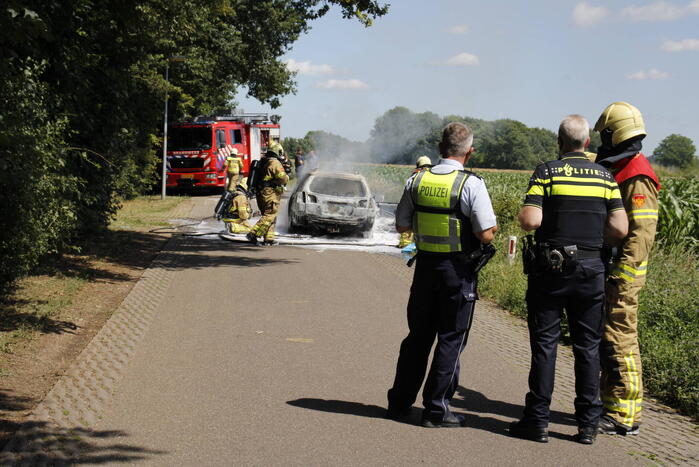 Auto verwoest door uitslaande brand
