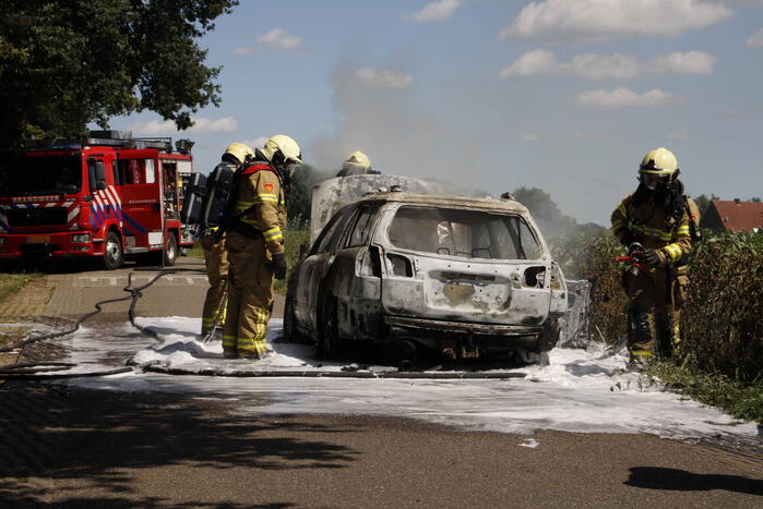 Auto verwoest door uitslaande brand