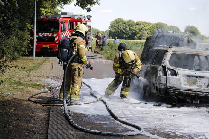 Auto verwoest door uitslaande brand