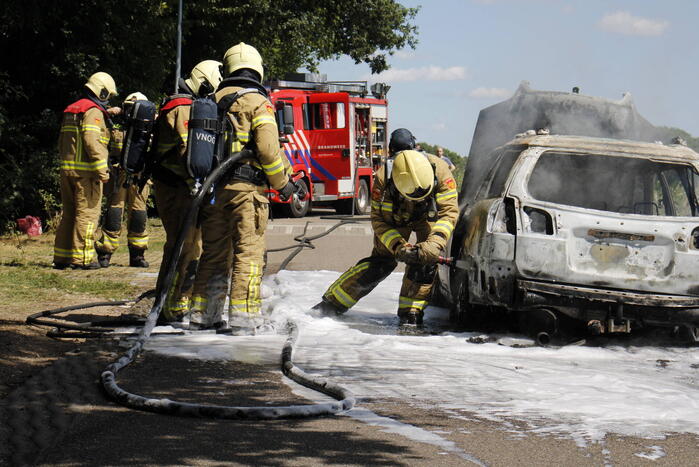 Auto verwoest door uitslaande brand