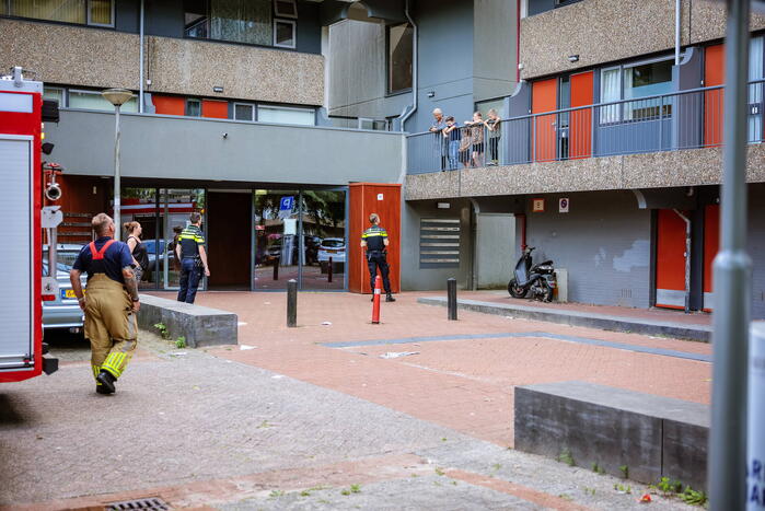 Brandweer doet onderzoek naar gaslucht in flatgebouw