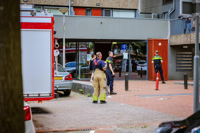 Brandweer doet onderzoek naar gaslucht in flatgebouw