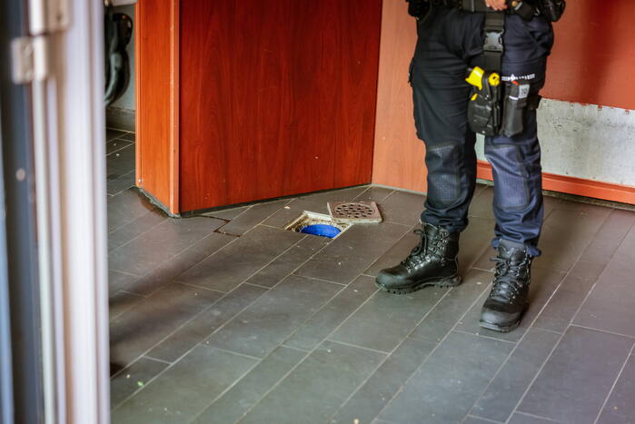 Brandweer doet onderzoek naar gaslucht in flatgebouw