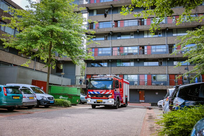 Brandweer doet onderzoek naar gaslucht in flatgebouw
