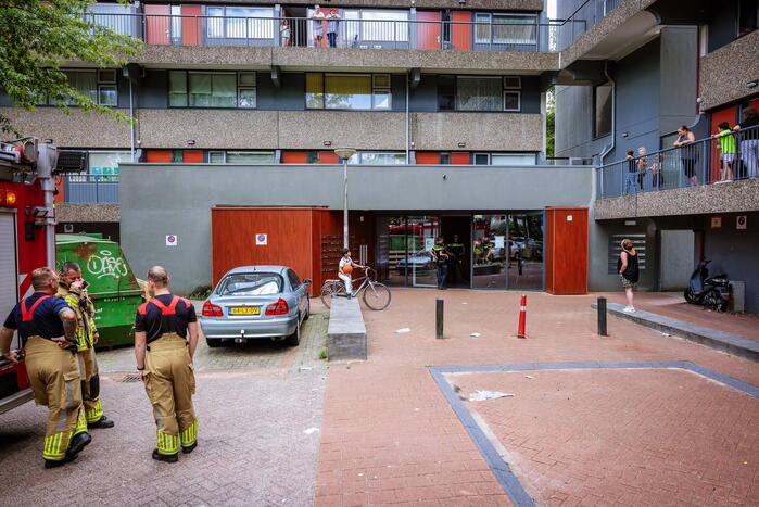 Brandweer doet onderzoek naar gaslucht in flatgebouw