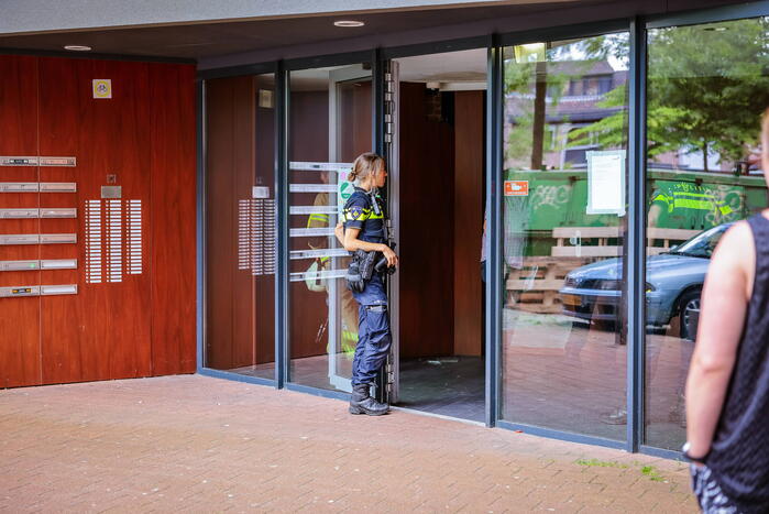 Brandweer doet onderzoek naar gaslucht in flatgebouw