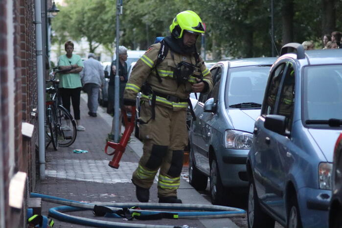 Brandweer forceert deur voor vlam in de pan
