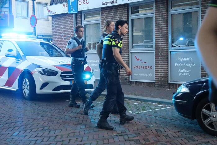 Brandweer forceert deur voor vlam in de pan