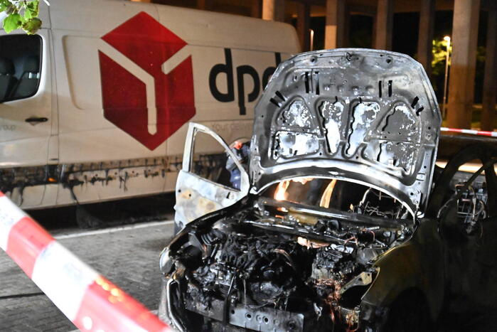 Geparkeerde auto uitgebrand op parkeerplaats