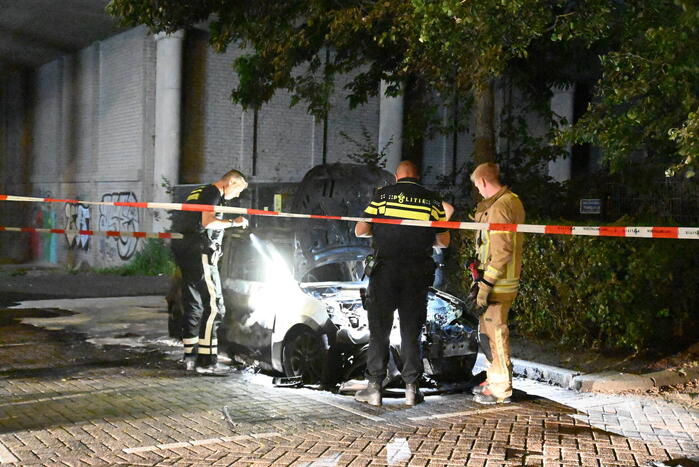 Geparkeerde auto uitgebrand op parkeerplaats