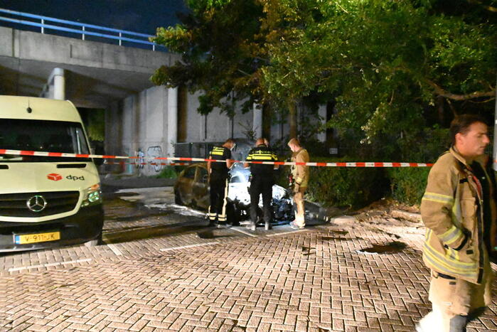 Geparkeerde auto uitgebrand op parkeerplaats