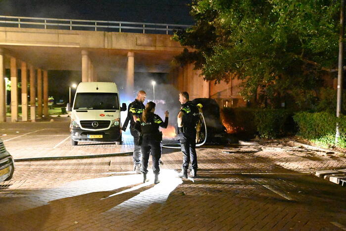 Geparkeerde auto uitgebrand op parkeerplaats