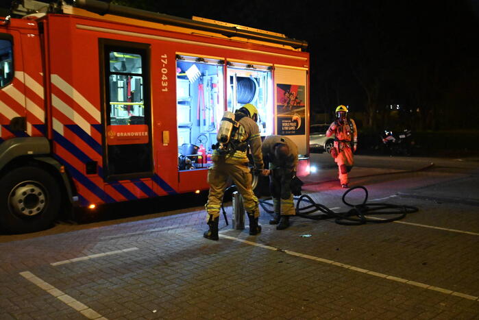 Geparkeerde auto uitgebrand op parkeerplaats