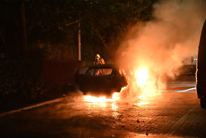Geparkeerde auto uitgebrand op parkeerplaats