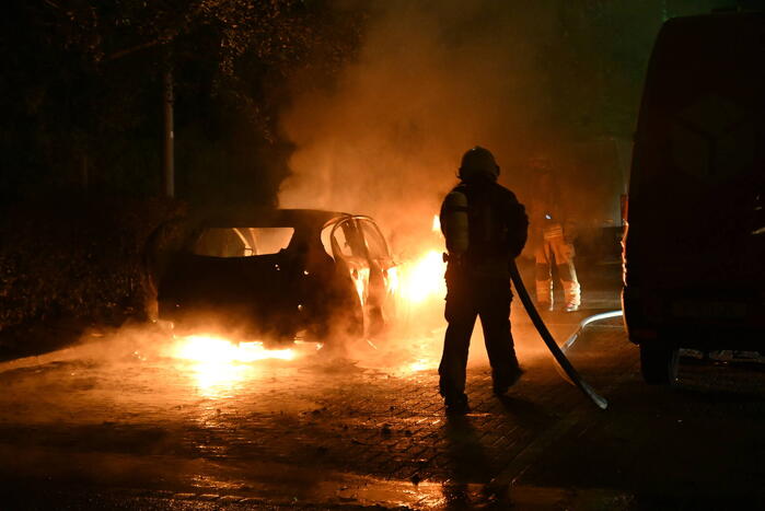 Geparkeerde auto uitgebrand op parkeerplaats