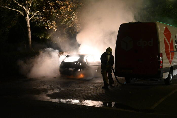 Geparkeerde auto uitgebrand op parkeerplaats