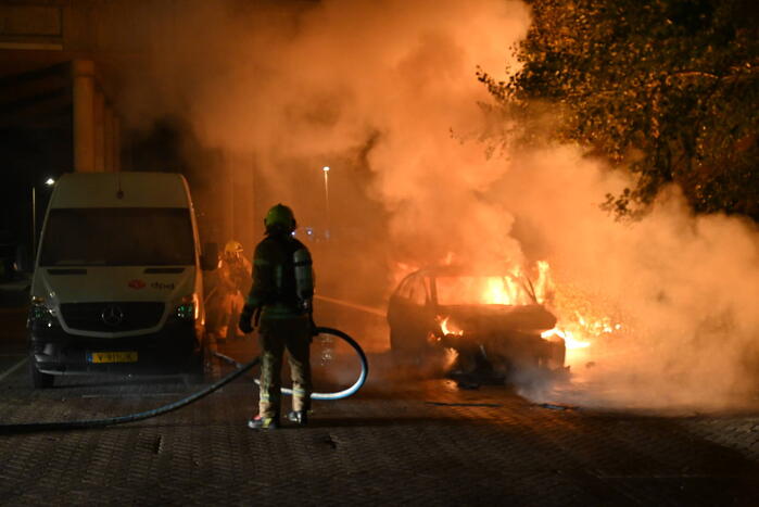 Geparkeerde auto uitgebrand op parkeerplaats