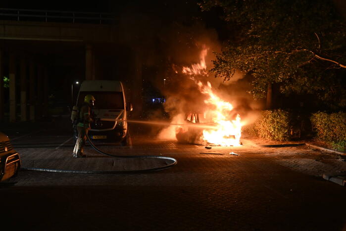 Geparkeerde auto uitgebrand op parkeerplaats