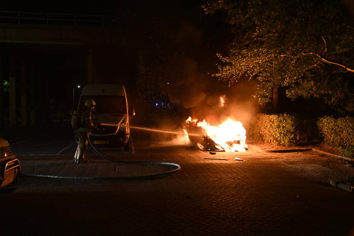 Geparkeerde auto uitgebrand op parkeerplaats