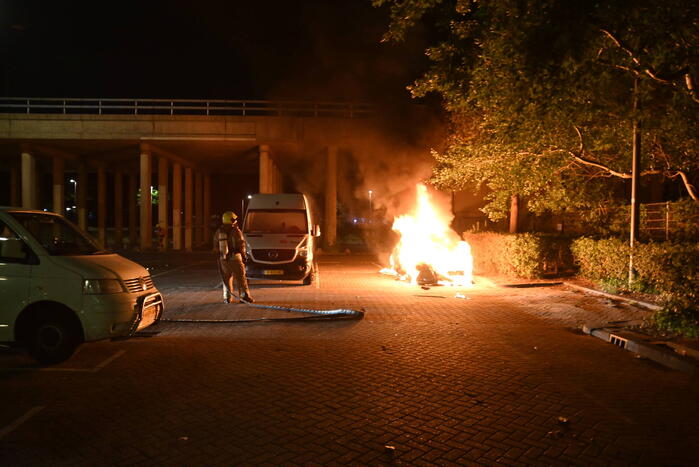 Geparkeerde auto uitgebrand op parkeerplaats