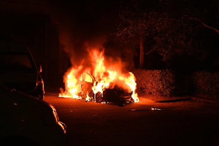 Geparkeerde auto uitgebrand op parkeerplaats