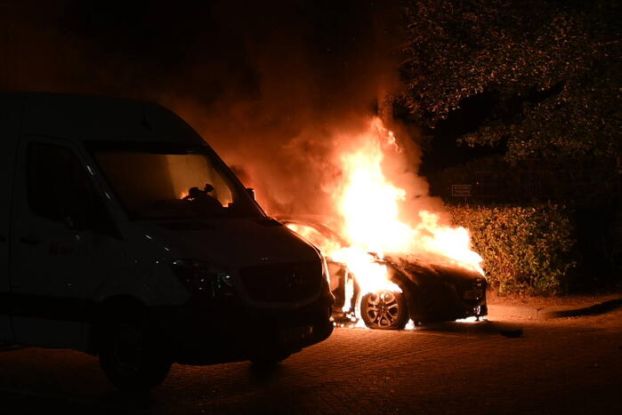 Geparkeerde auto uitgebrand op parkeerplaats
