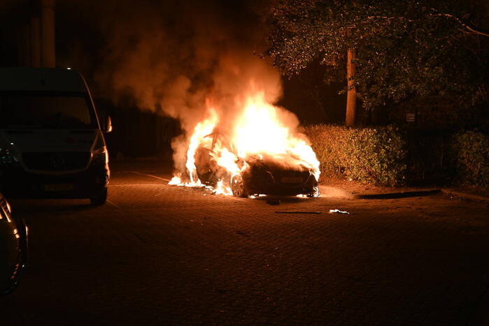 Geparkeerde auto uitgebrand op parkeerplaats