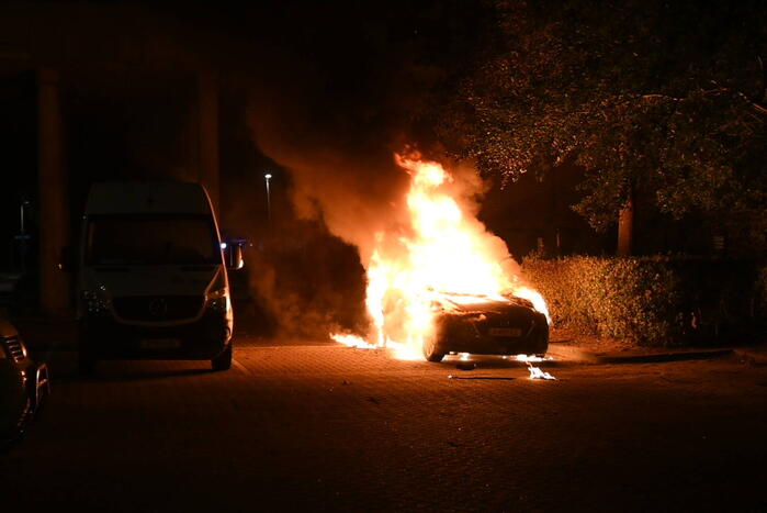 Geparkeerde auto uitgebrand op parkeerplaats