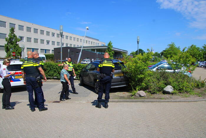 Bestuurder ramt meerdere geparkeerde auto's bij MCL ziekenhuis