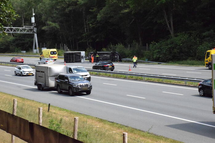 Bestelbus met aanhanger gekanteld