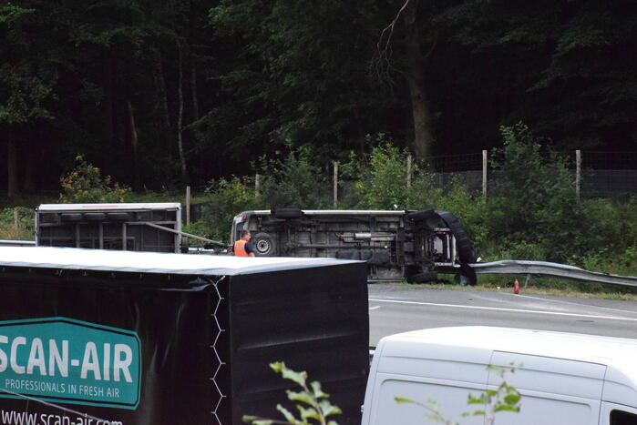 Bestelbus met aanhanger gekanteld