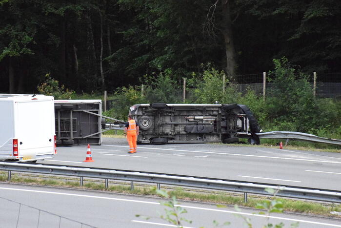 Bestelbus met aanhanger gekanteld